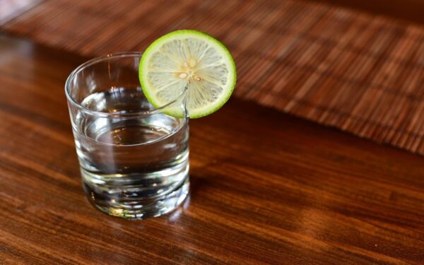 Agua tibia con limón en ayunas